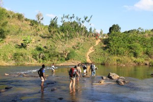 Regenwald und Ostküstentrekking Madagaskar-Trekking-Fluss