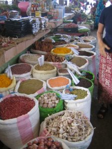 Komoren - Das Land: Anjouan Markt Gewürze 