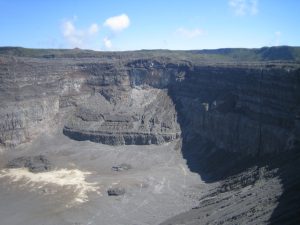 Karthala: Krater im Krater - Caldera Vulkan Karthala