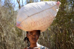 Abenteuerreise nach Madagaskar: Frau trägt Waren auf dem Kopf