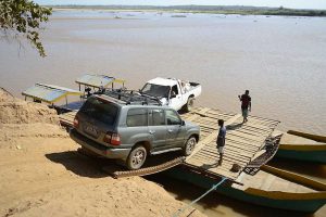 Abenteuerreise nach Madagaskar: Fähre auf dem Fluss Belo sur Tsiribihina