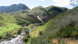 Trekking zum Sakaleona-Wasserfall: Landschaft